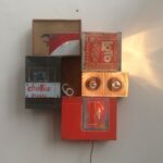 Lampe murale vintage crée à partir d'objets trouvés