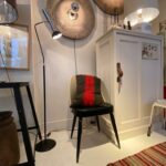 chaise rétro design avec coussin et appliques murales