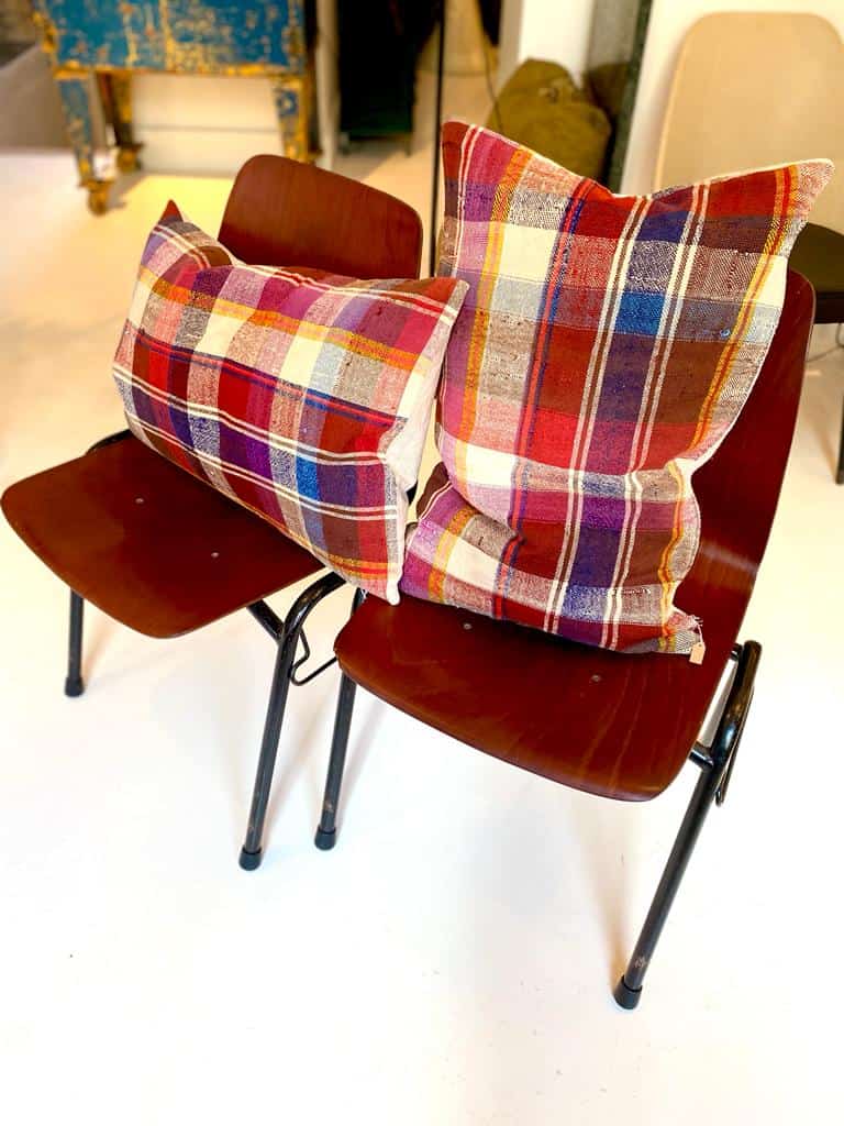 chaises rétro design avec coussins