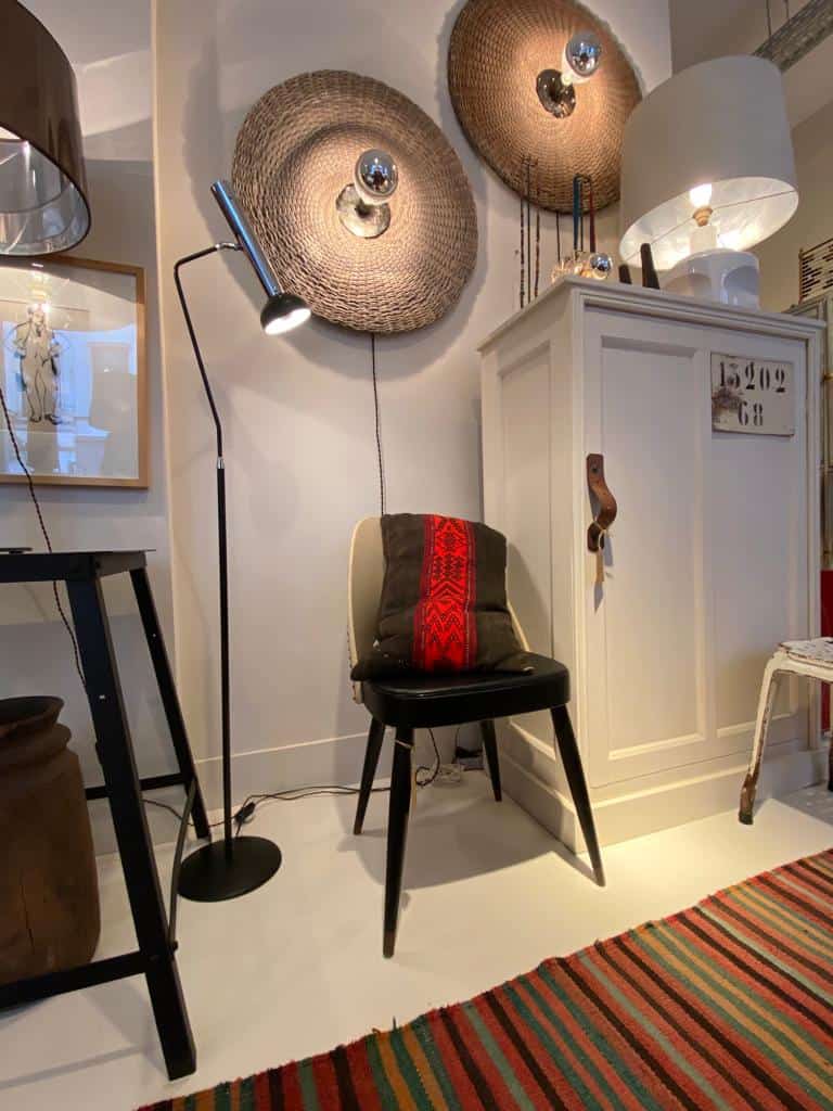 chaise rétro design avec coussin et appliques murales
