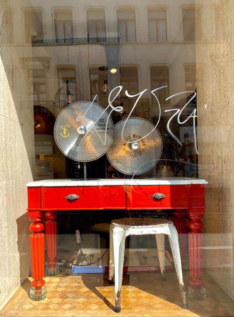 vitrine du magasin de décoration vintage à Bruxelles