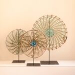lampe sur pied faite en filets de pêche
