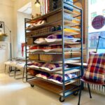 coussins et mobilier dans notre magasin de décoration vintage