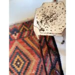 tabouret industriel vintage et tapis berbère
