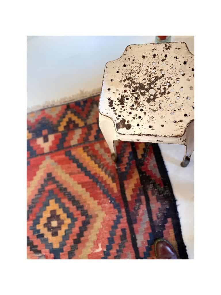 tabouret industriel vintage et tapis berbère