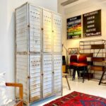 armoire industrielle et tapis berbère
